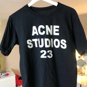 Acne studios T-SHIRT - Superfin basic acne t shirt som verkligen passar till ALLT! Osäker på äkthet därav pris. Trycket är i super material, tryck in i tyget och kmr därför heller aldrig flagna. 