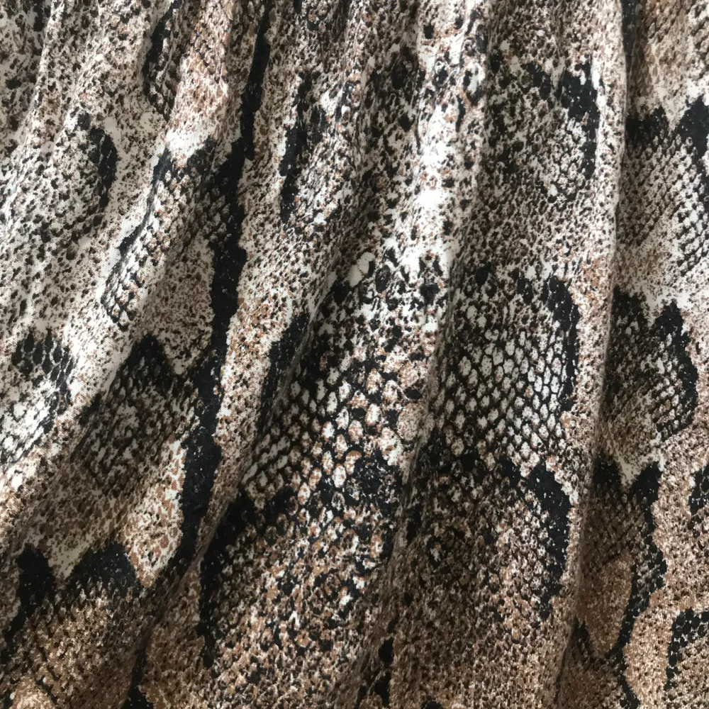 Fin klänning med snakeprint, ärvd men i bra skick, säljer den för att den inte passar.. Klänningar.