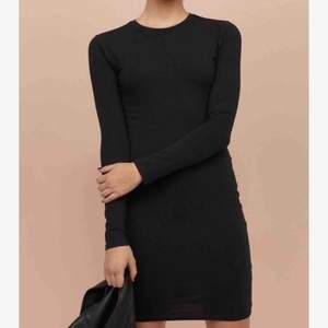 Svart trikåklänning från H&M. Snygg passform men liiite stor i storleken ✨ 60kr för klänningen 40kr frakt 🥰