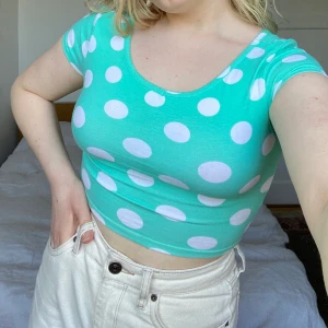 PRICKIG TRÖJA - Mintgrön croptop med vita prickar från Topshop. Har en tråd lös baktill men inget som påverkar utseende eller funktion. I övrigt finfint skick!🧚🏻