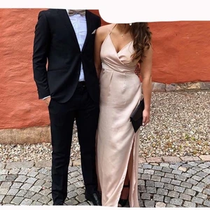 Balklänning - Säljer vidare denna fina balklänning då den tyvärr var för stor för mig. Jättefin champagnerosa färg! (Första bilden är från förra ägaren) 💞💞💞