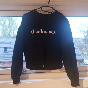 Tunn tjocktröja - Från Ariana Grandes kollektion med hm. Dragsko i midjan