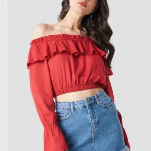  - Röd offshoulder topp från Linn ahlborgs kollektion med Nakd. Tyvärr har plagget inte kommit till användning. Kan frakta eller mötas upp i Uppsala☺️
