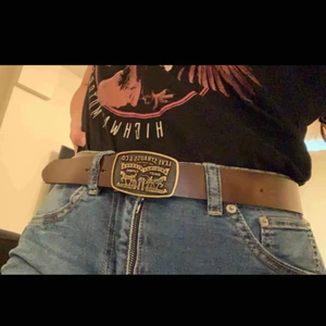 Skärp - Ett skärp jag köpte USA för ungefär två år sedan har endast använt den ett fåtal gånger, den är gott som ny har bara ett hål i skärpet för att jag vill ha den lite högre upp vid midjan. FRI FRAKT