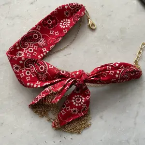 En röd snygg choker i sjal material! Piffar till ens outfit och ger en snygg touch❤️ storleken är jag tyvärr inte säker på, men borde passa de flesta. Frakt tillkommer😊