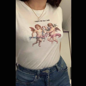 T-shirt - Tröjan har tyvärr 2 hål ena är på axen o andra är längre ner åt sidan av tröjan annars är de sydda o syns knappast, FRI FRAKT