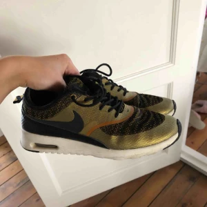  - Såå så fina Nike Air Thea i sällsynt asball färg. Står 38 men är som 37, var hål inuti båda hälarna som numera är lagat hos skomakare men syns inte alls från utsidan. Litet hål på vänsterskon (sista bilden) som knappt syns. Frakt tillkommer