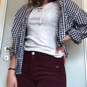 Gullig topp - Säljer denna söta knytbandströja. Den är i en grå vit färg som passar till allt. Har bara användas ett fåtal gånger och det är därför jag säljer den. Köparen står för frakten. Tar gärna swish😊💕