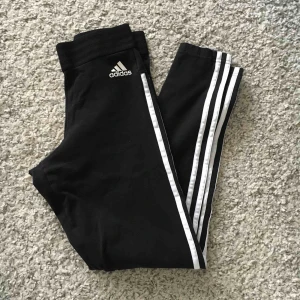  - Svarta tights från Adidas. Fint skick. Köparen står för frakten.