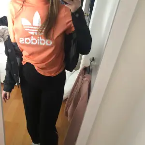 Orange/rosa t-shirt med lite polo. Coolt tryck på baksidan. Storlek S! 🦋 220 inklusive frakt 🦋