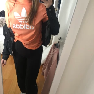 Orange adidas polo - Orange/rosa t-shirt med lite polo. Coolt tryck på baksidan. Storlek S! 🦋 220 inklusive frakt 🦋
