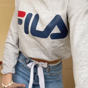 Fila sweatshirt stl xs - En grå fila sweatshirt i mjukt material. passar som både mjukiströja och en tröja att ha till vardags. Originalpris är 600 men säljer för 300.Diskuterbar frakt beroende på hur effektiv köparen är. 