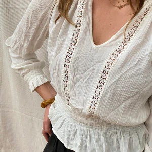 Vit blus med spetsdetaljer - Söt sommarblus från Divided, lite off white inte kritvit. Frakt tillkommer <3