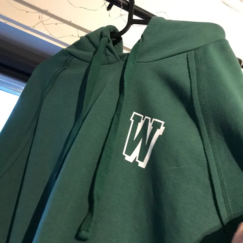 Grön hoodie med tryck från Gina tricot!! Skönt material inuti!! Är väldigt oversized men passar en M!! Köpare står för frakt ❤️. Hoodies.