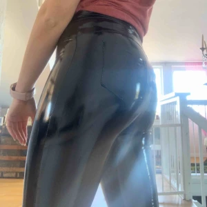  - Lackbyxor från madlady knappt använda. Storlek 38 men passar även den som har 36. Väldigt snygga. Pris inklusive frakt.