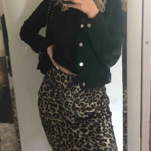  - En supersnygg sidenkjol från hm. Supersnygg verkligen men inte min stil längre!!💘💘💘