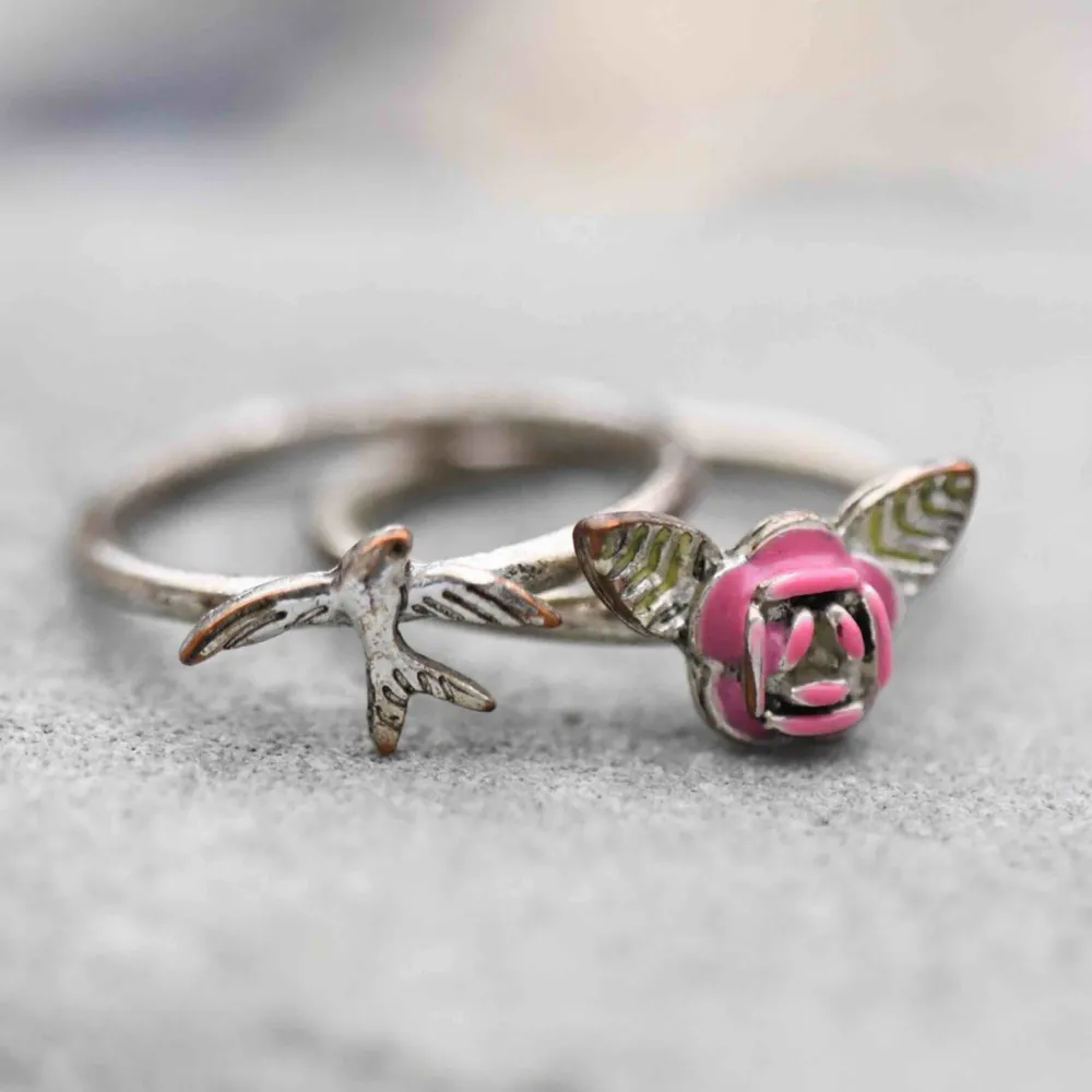 Två jätte söta ringar!!!! 🌹🕊  Frakt på 11kr tillkommer- passa på och köp fler små smycken 🤎   #ring #ringar #ros #fågel #duva #smycken #humana #secondhand #rings #pink #silver #gold . Accessoarer.