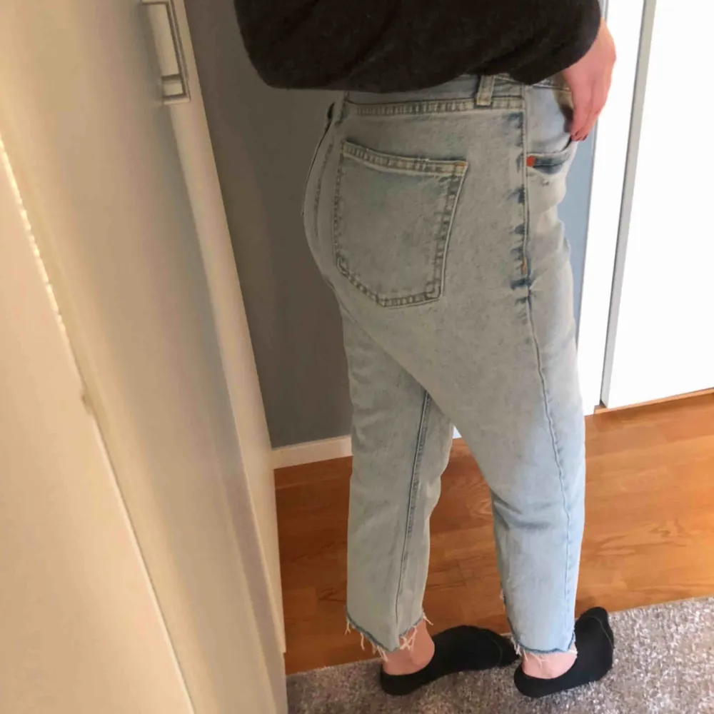 Dessa ljusblåa jeans från Zara! Dom är verkligen så sköna och sitter jätte bra.  Storleken är 38 men passar 36!  Använda 1 gång.. Jeans & Byxor.