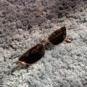 Solglasögon  - Ett par snygga balla solglasögon nästan helt oandvänd (frakt inkl i priset!)