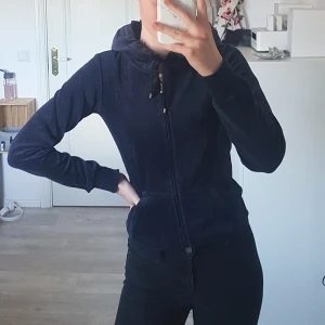 Marinblå Hoodie  - Trendig marinblå hoodie från Cubus.