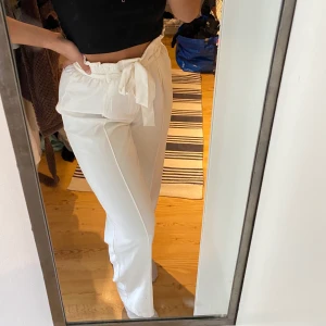 Byxor - Vida byxor från bikbok. Använda fåtal gånger så bra skick! 🤍 frakt tillkommer