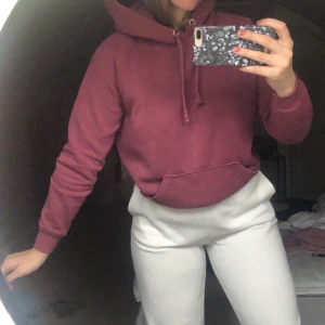 lila hoodie - Lila/ vinröd hoodie. 