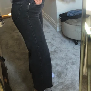 Gråa raka croppade jeans från zara - Snygga gråa croppade jeans i bra stretch-kvalité från zara TRF DENIM. Små i storleken, passar 36-34.