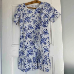  - Blommig klänning från asos. Använd 3 gånger ungefär. 