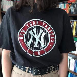 Snygg New York Yankees t-shirt. Det står att den är medium men den är snarare XL eller större. Kan användas som t-shirt eller kanske till och med klänning om man vill det.