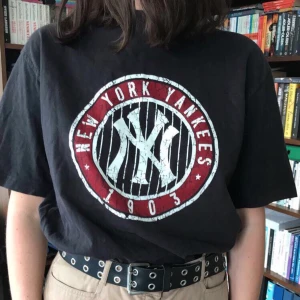 New York Yankees t-shirt - Snygg New York Yankees t-shirt. Det står att den är medium men den är snarare XL eller större. Kan användas som t-shirt eller kanske till och med klänning om man vill det.