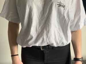 Stüssy t-shirt - MKT FET. Kolla gärna mina andra sjuka annonser med snyggaste kläderna ✌🏼 STRL XL, men har krympt i tvätt. Mer som en L nu. 
