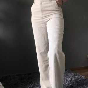 Manchesterbyxor  - Ljusa manchesterbyxor från Gina tricot. Använda ett fåtal gånger pga jag inte tycker de sitter så bra på mig. 