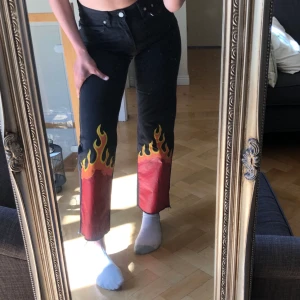 Unika handmålade Levis jeans  - Supercoola handmålade Levis jeans köpta på en vintageaffär i Berlin! Är i bra skick och sitter väldigt snyggt på 💘 storleken står 31/34 men dom passar mer som en 28/29 på midjan! Är unisex så är snygga på både tjejer och killar 