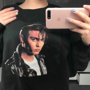 Tröja - Super mysig tröja från HM! Den är liten i storleken, och i super skick. Frakt tillkommer med 30kr☀️💀👾