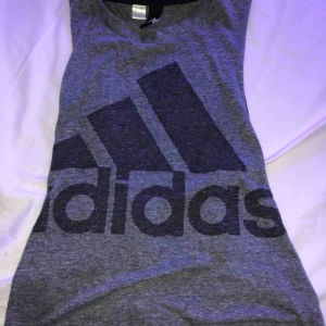  - Super skönt träningslinne då de är mycket öppet under armarna. Plagget är knappt använt och säljes för att jag inte tränar något☺️ Fler bilder kan lösas om det önskas. Köparen står för frakt💞