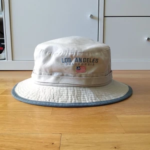 Bucket hat - Cool bucket hat köpt på humana som aldrig riktigt kommit till användning. Använt fast bra skick och har inte lagt märke till några fläckar eller liknande. Köparen står för frakt på 63 kronor.