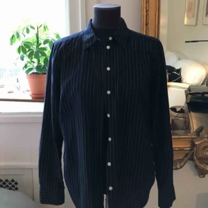  - Blå kritstrecksrandig skjorta från Gina Tricot! Köpte storlek 40 då jag ville ha den oversized, har normalt stolrek S! Kan mötas upp i Stockholm alternativt frakta inom Sverige, då står köparen för fraktkostnad! 💚