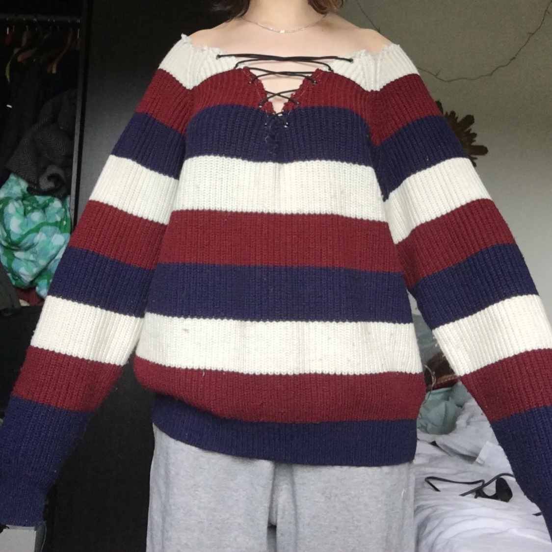 Stickad tröja med snörning - 90