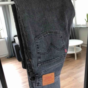  - Säljer nu mina gråa Levis 501 jeans! Fick de i julas och har inte använt de alls mycket, max 5 ggr så de är i princip nya💕 Storleken skulle jag motsvara ett M. Jag kan skicka dem men då står köparen för frakten💕 