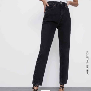 Mom Jeans -  Säljer nu mina helt nya mom jeans från Zara då jag inte tyckte att det var min stil. Köpta för 359kr. Pris kan diskuteras. Köparen står för frakt 🌸 (Lånad bild)