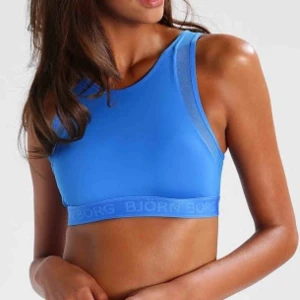  - HELT OANVÄND!! Så himla fin sporttopp som tyvärr är för liten för mig, aldrig använd med prislappen kvar. Köpt för 350kr. Köparen står för frakten🧡🧡🧡