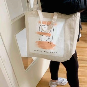  - Superfin vintage shoppingbag/tygkasse! Perfekt att ha när man går och shoppar eller till stranden! Buda från 100kr, 50kr tillkommer i frakt. 