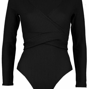 Body med knytband  - Säljer denna body med knytband ifrån BOOHOO Petite (under 160) då jag helt missade den biten 😅 Endast testad men för liten. Sjukt snygg!! Köparen står för frakt! Pm för mer bilder!