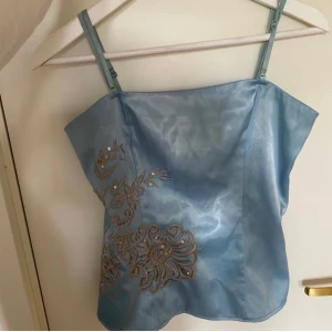 Fin topp från Vila - Smickrande topp från Vila. Passar även mig som vanligtvis är S. Axelbanden är avtagbara och justerbara. Passformen är tajtare, som en korsett ungefär (dragkedja på sidan) 😛 Superfin blå färg! Köparen står för 🚚. 🥰💕