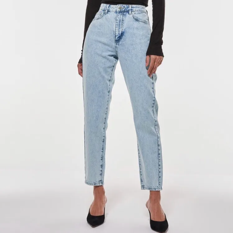 Jeansen är bra skick. Strl 36 (ca S/M). Från Gina Tricot. Köpta i januari. Ord pris: 500kr. Det är inget fel på byxorna säljer bara för att dom inte är riktigt min stil. . Jeans & Byxor.
