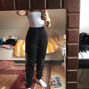  - Bekväma mjukisbyxor!! 🤩🤩  Byxor från puma med tryck på sidan av benet, som är gult och vitt.