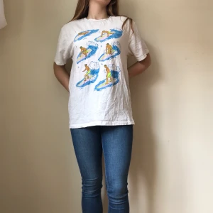 Surf t-shirt!  - Fräsch t-shirt från hm. Sparsamt använd. Frakt ingår! 