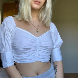 Topp - Vit topp från Nelly, endast testad! Stl S(36). Frakt ingår i priset! ☺️