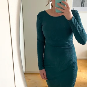 VILA - Stretchig klänning från Vila. 