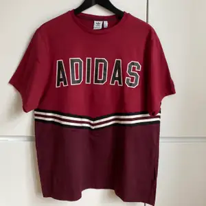 Adidas burgundy oversized tee shirt. US college inspiration, size 34. Great condition, never worn.